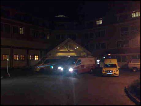 TIL SYKEHUS: Ambulansene kj&oslash;rer i skytteltrafikk mellom hotellet og sykehuset. Foto: MMS-tipser Foto: